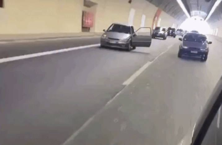 Επικίνδυνη οδήγηση: Όχημα κινείτο με ανοιχτές πόρτες ανοιχτές μέσα σε σήραγγα για να… ακούγεται η μουσική – ΒΙΝΤΕΟ