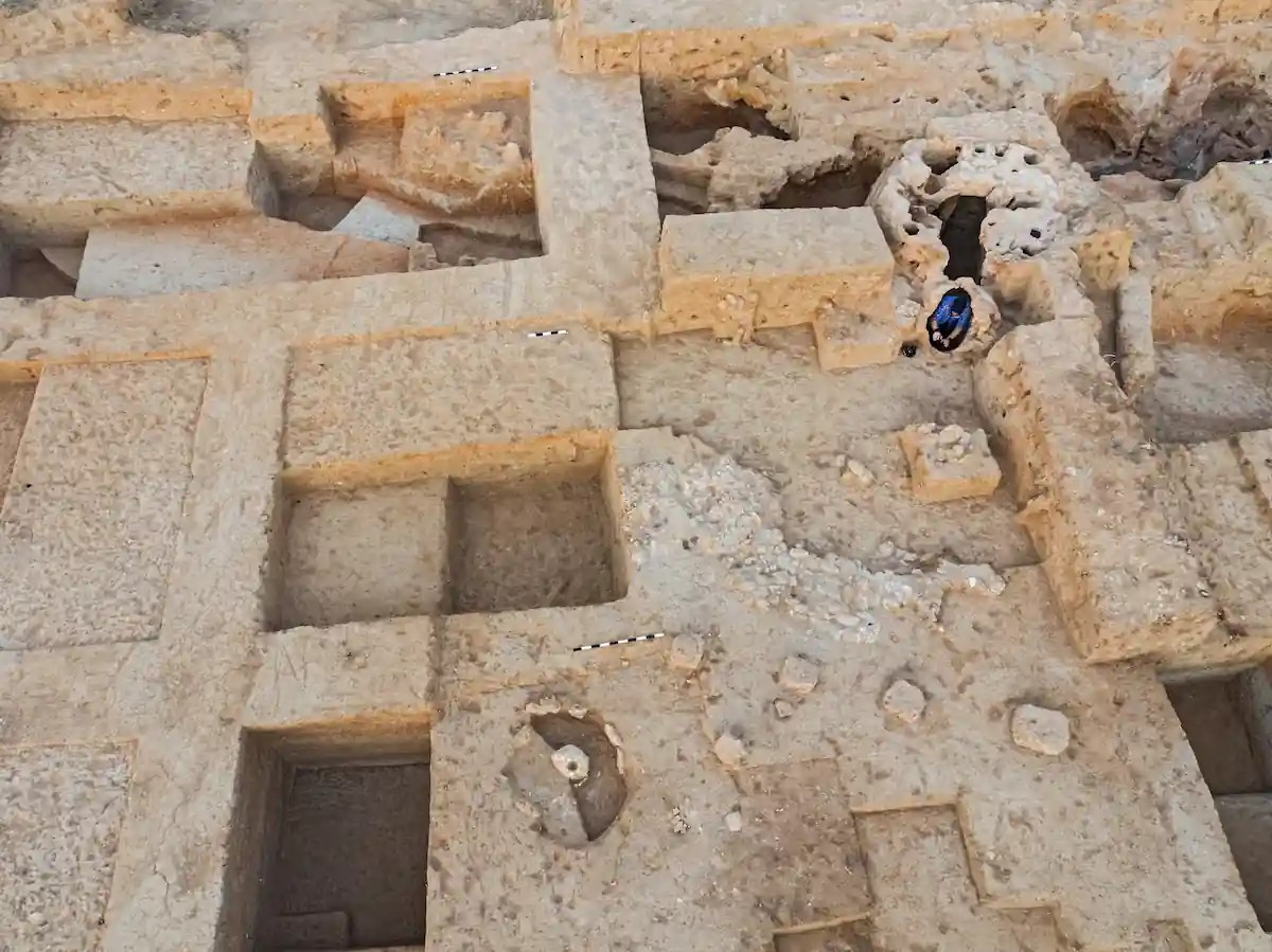 Εργαστήριο κεραμικής της Εποχής του Σιδήρου στον Τομέα U, άποψη προς τα ανατολικά: κλίβανος (πάνω δεξιά), επιφάνειες εργασίας με δάπεδα στρωμένα με πέτρες και βότσαλα (κέντρο δεξιά), επίπεδες πέτρες κουρκάρ (kurkar) και τροχός κεραμικής. Πηγή: Assaf Peretz / Αρχή Αρχαιοτήτων του Ισραήλ