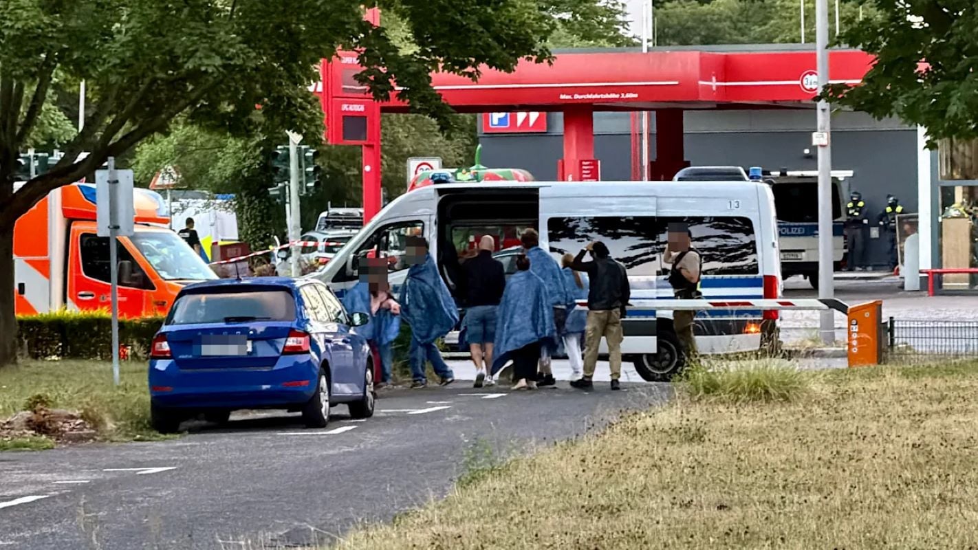 Θρίλερ στο Βερολίνο: Ένοπλος κρατά όμηρο γυναίκα μέσα σε σούπερ μάρκετ