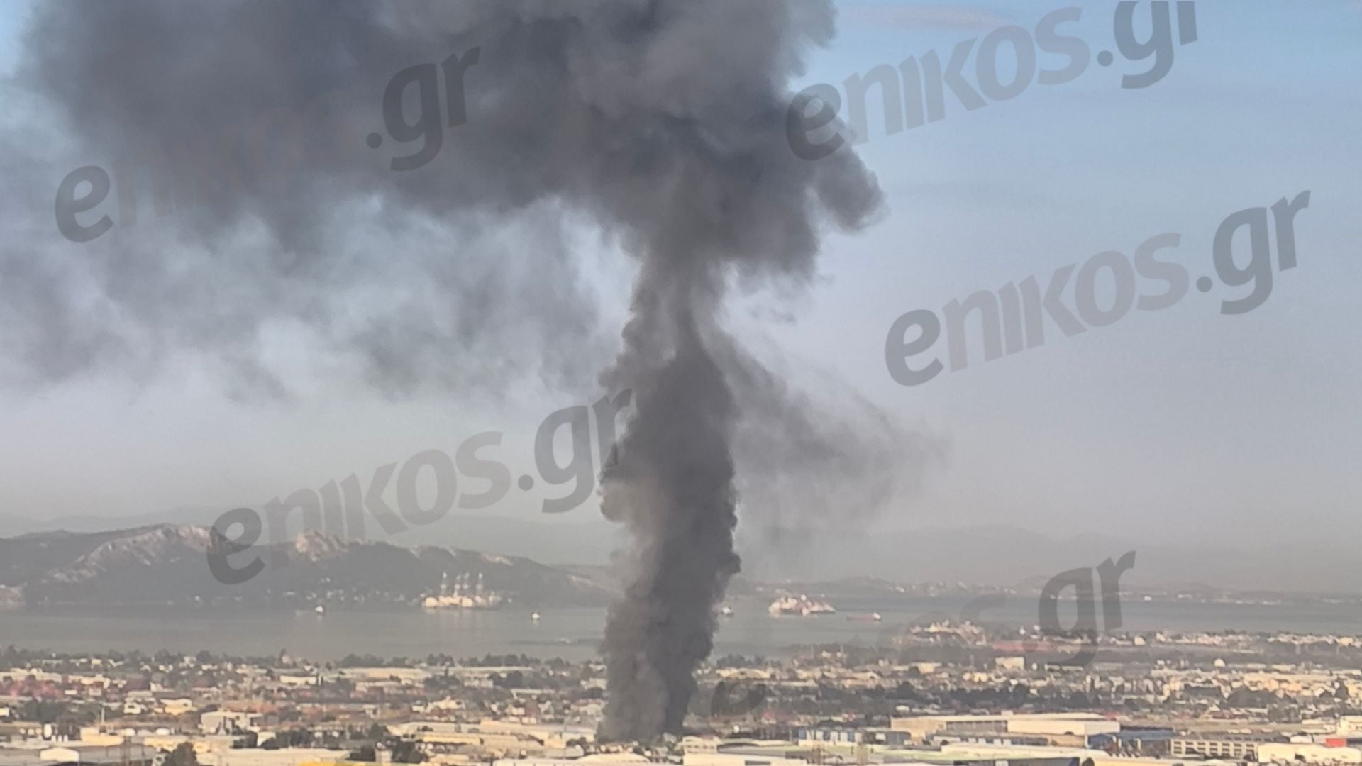 Φωτιά σε επιχείρηση στον Ασπρόπυργο – Ακούγονται εκρήξεις – ΦΩΤΟ αναγνώστη