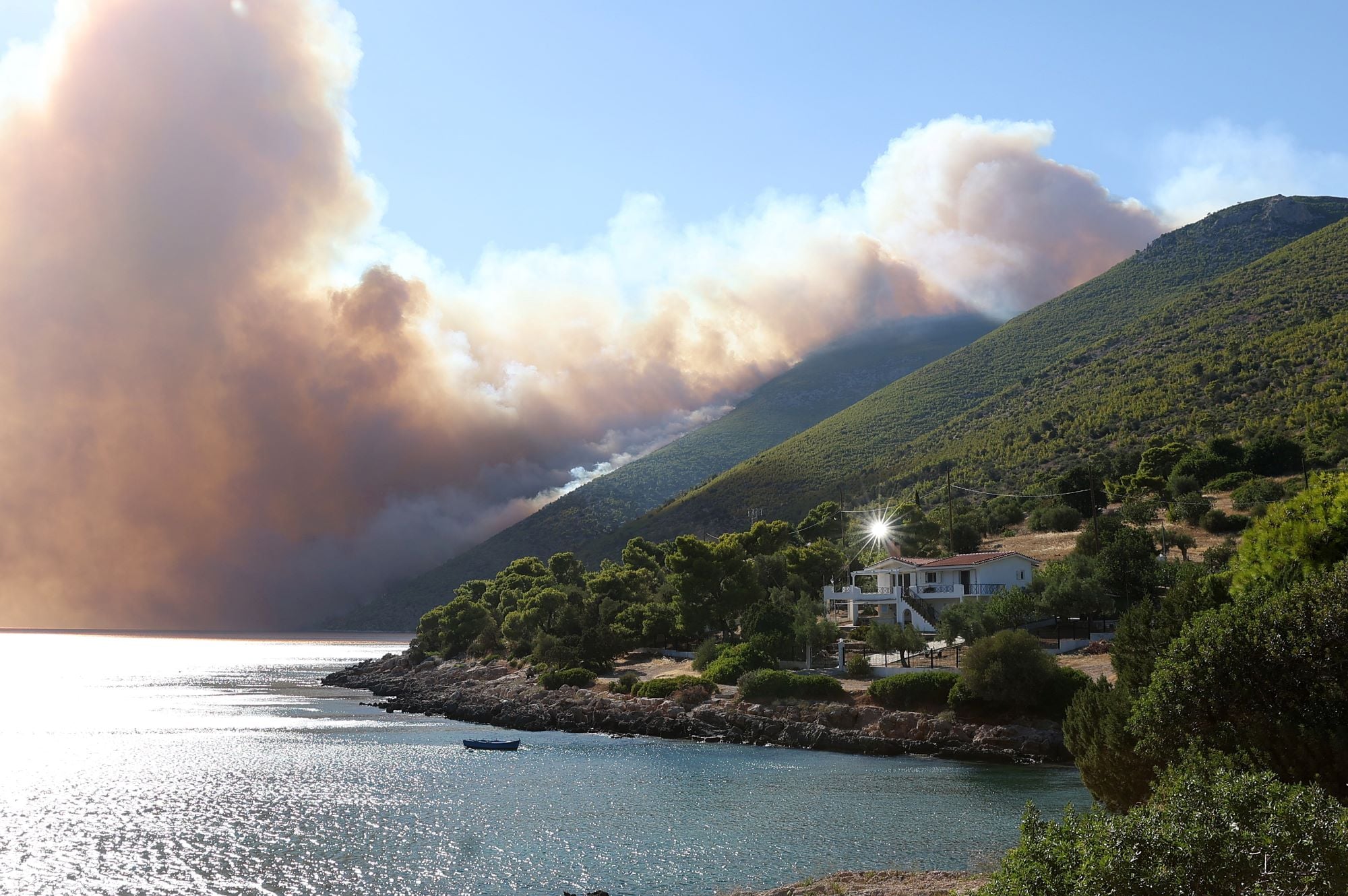 Πυροσβεστική: Ενεργά 73 πύρινα μέτωπα, πιο δύσκολες οι φωτιές στη Βοιωτία – Απομακρύνθηκαν 254 πολίτες στον Άγιο Βασίλειο