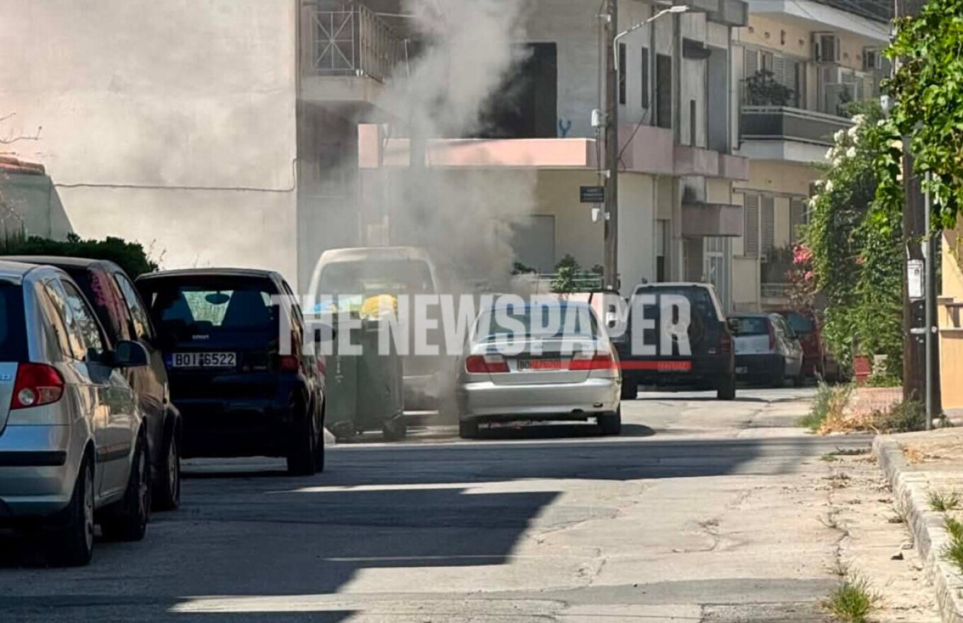 Αυτοκίνητο στο Βόλο τυλίχθηκε στις φλόγες εν κινήσει – Σώος ο οδηγός που πρόλαβε και το εγκατέλειψε