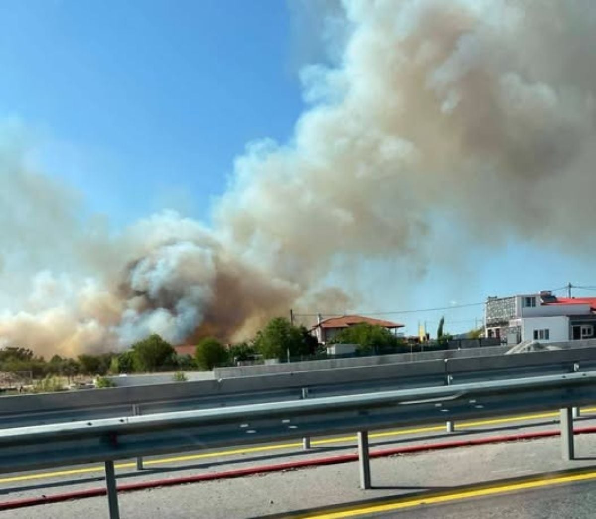 Φωτιά στη Θεσσαλονίκη: Νέο μήνυμα από το 112 – «Απομακρυνθείτε προς Πυλαία»