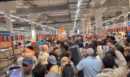 Γαλλία: Απόλυτο χάος για ένα κλιματιστικό - Σκηνές «τρέλας» με ξύλο και ατελείωτες ουρές στα καταστήματα λόγω του καύσωνα