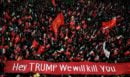Ιράν: Χαμός στη Μασχάντ για την ταφή του Αλί Χαμενεΐ - Σήκωσαν πανό με μήνυμα «Θα σκοτώσουμε τον Τραμπ»