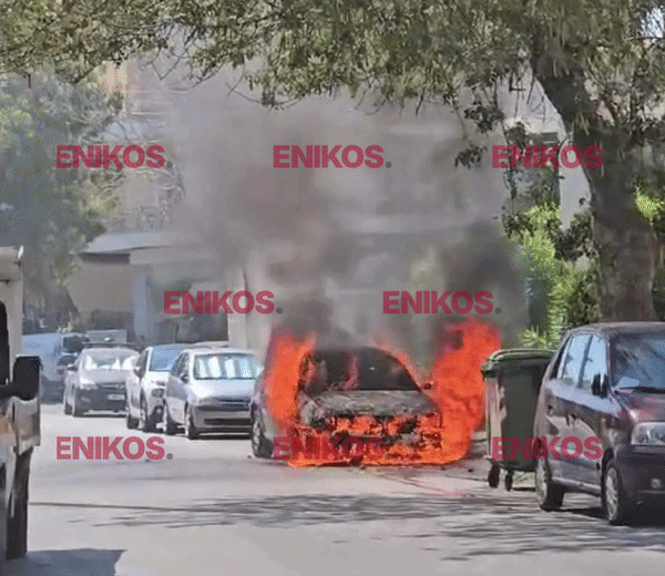 Αυτοκίνητο τυλίχθηκε στις φλόγες στο Παλαιό Φάληρο – Βίντεο