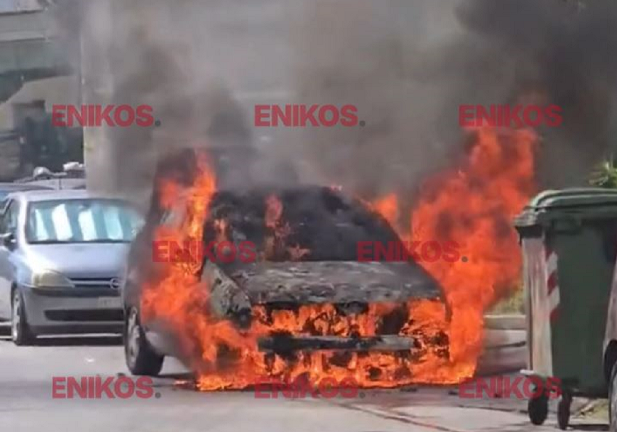 Αυτοκίνητο τυλίχθηκε στις φλόγες στο Παλαιό Φάληρο – Βίντεο