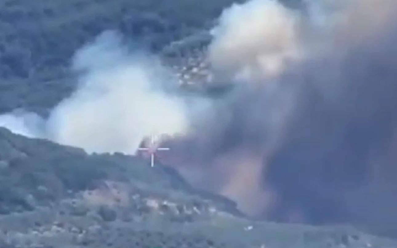 Θλιβερές εικόνες από τα πύρινα μέτωπα από drone και ελικόπτερο της πυροσβεστικής