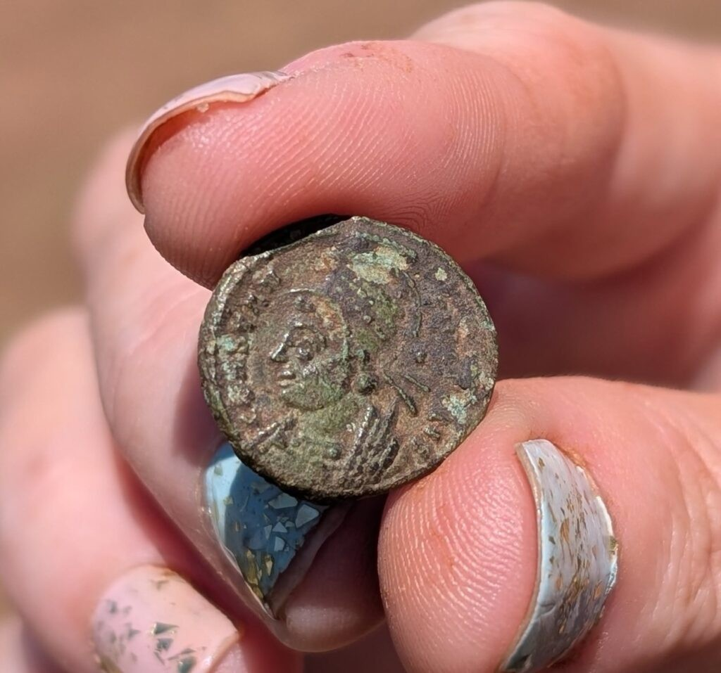 Νόμισμα 1.700 ετών που τιμά την Κωνσταντινούπολη βρέθηκε σε ρωμαϊκή έπαυλη στο Ντέβον. Πηγή: Cotswold Archaeology 