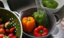 Ο σωστός τρόπος για να πλένετε τα φρούτα και τα λαχανικά, σύμφωνα με σεφ