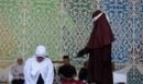 Ινδονησία: Ζευγάρι μαστιγώθηκε δημόσια 21 φορές επειδή φιλήθηκε σε live μετάδοση στο TikTok - Λιποθύμησε από τους πόνους η γυναίκα