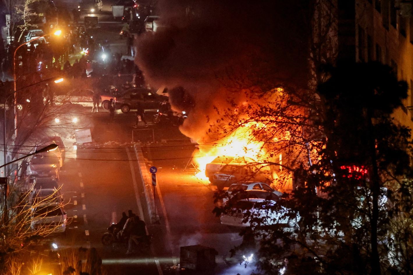 Αυτοκίνητα καίγονται σε δρόμο της Τεχεράνης κατά τη διάρκεια των διαδηλώσεων του Ιανουαρίου, που πυροδοτήθηκαν από την κατάρρευση της αξίας του ιρανικού νομίσματος. Φωτογραφία: Reuters.