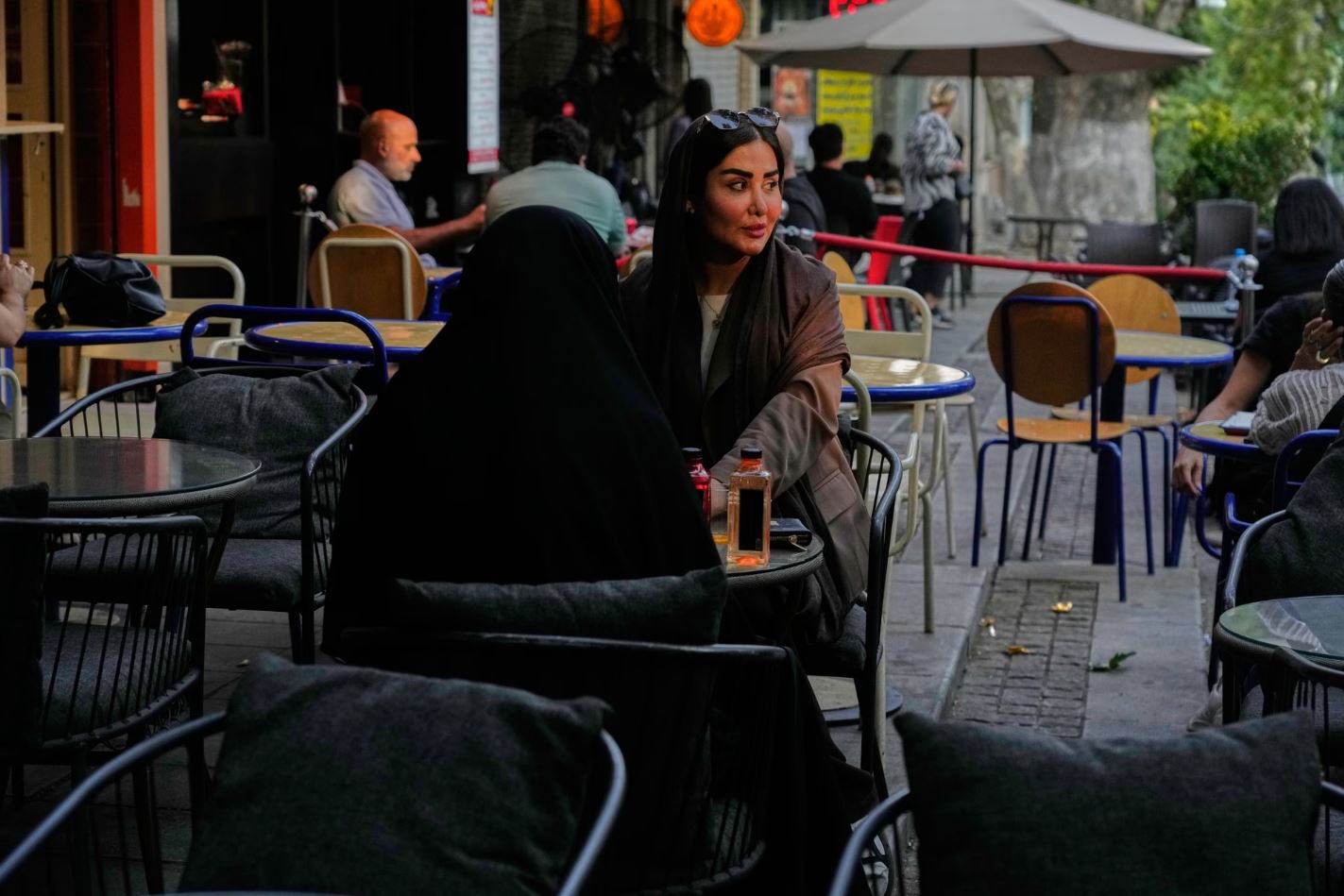 Υπαίθρια καφετέρια στη βόρεια Τεχεράνη. Οι σκληροπυρηνικοί χαρακτηρίζουν τα καφέ «αντιισλαμικούς» χώρους και τα θεωρούν απειλή για τις παραδοσιακές αξίες. Φωτογραφία: Vahid Salemi/AP.