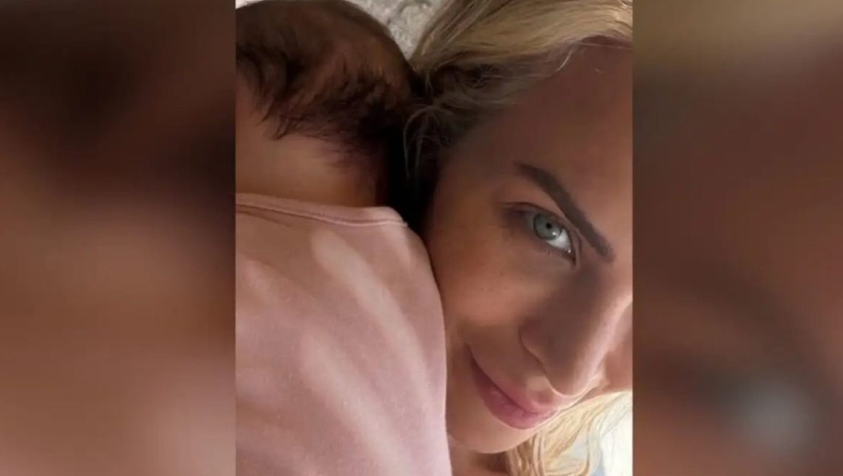 Κατερίνα Καινούργιου: Δημοσίευσε νέα selfie με την κόρη της από τις διακοπές της στην Πάρο