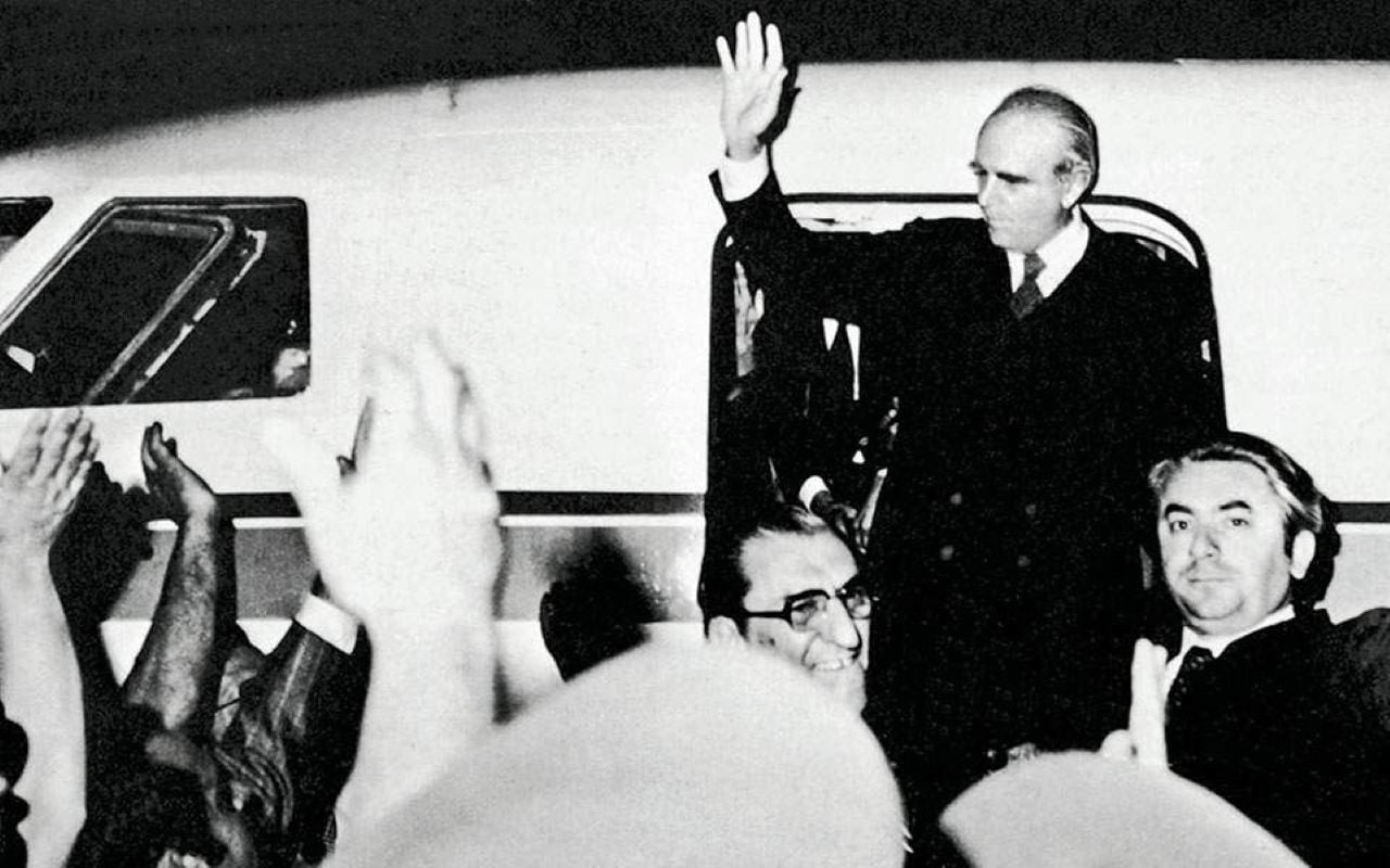 Αποκατάσταση της Δημοκρατίας – 24 Ιουλίου 1974: Η νύχτα που επέστρεψε ο Καραμανλής στην Ελλάδα – ΒΙΝΤΕΟ