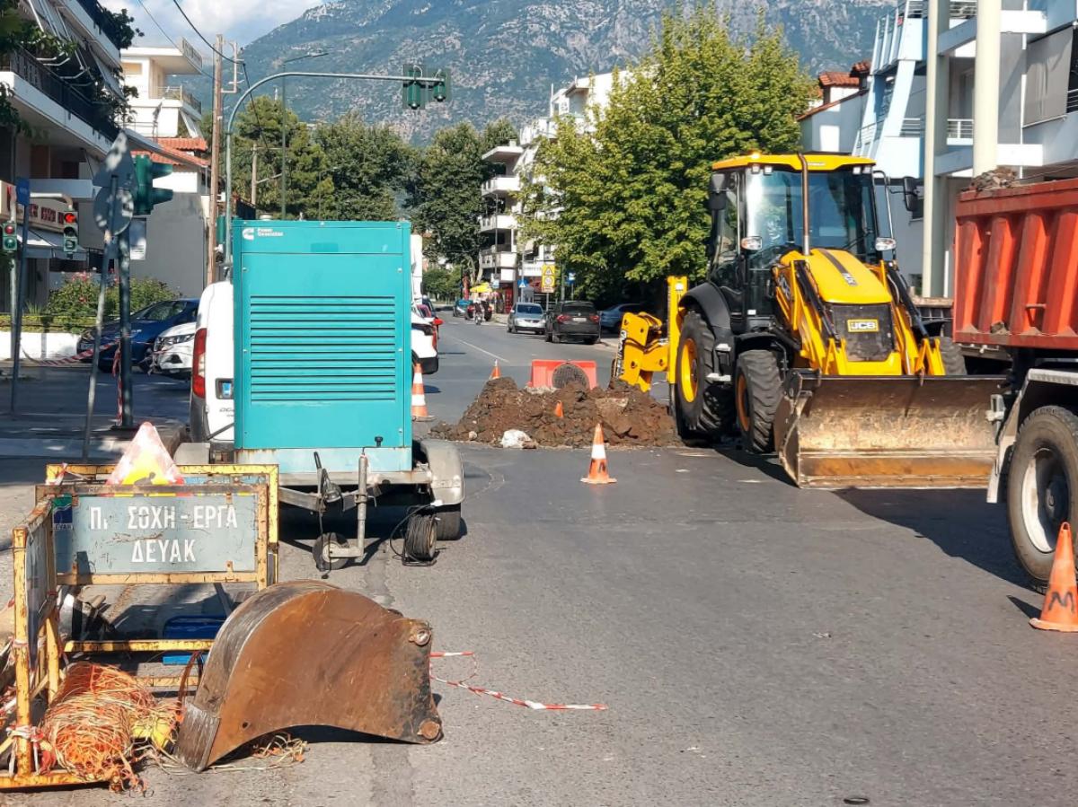 «Άνοιξε» ο δρόμος στην Καλαμάτα: Βίντεο από την καθίζηση του οδοστρώματος στη συμβολή Κρήτης και Ακρίτα