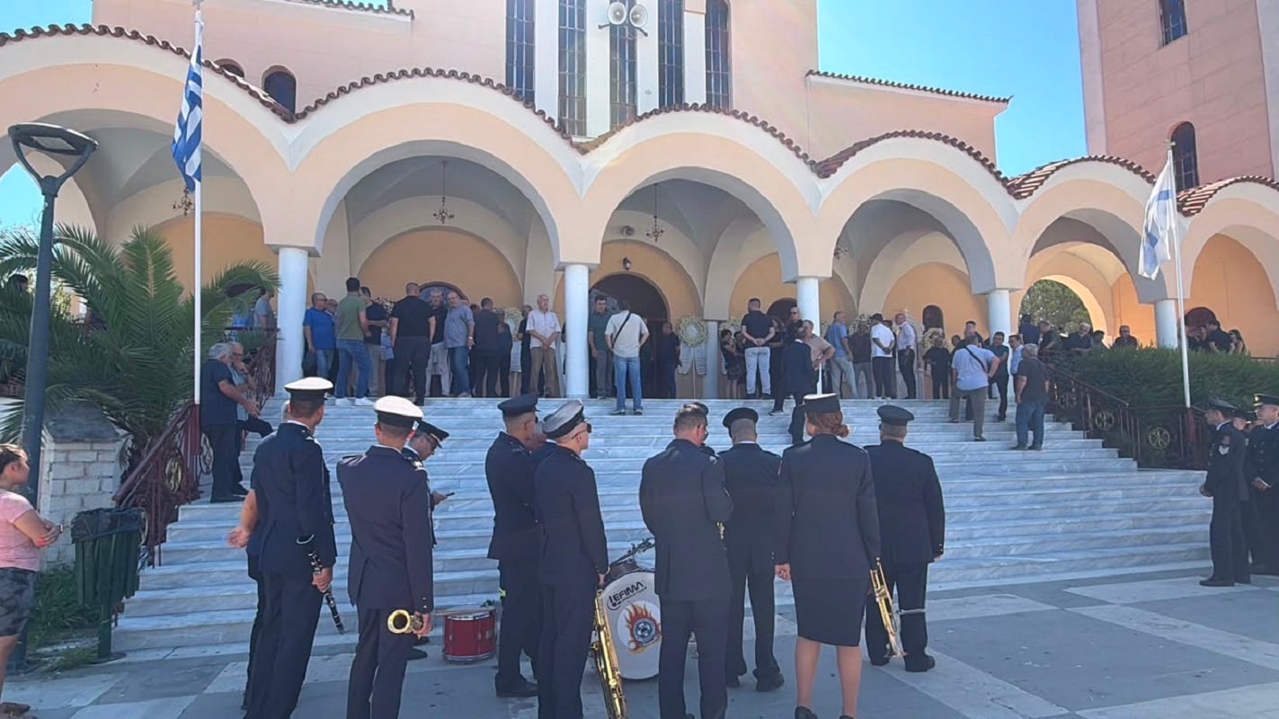 Αγρίνιο: Σε κλίμα βαθιάς οδύνης η κηδεία του 27χρονου πυροσβέστη στο Γύθειο – ΦΩΤΟ και ΒΙΝΤΕΟ