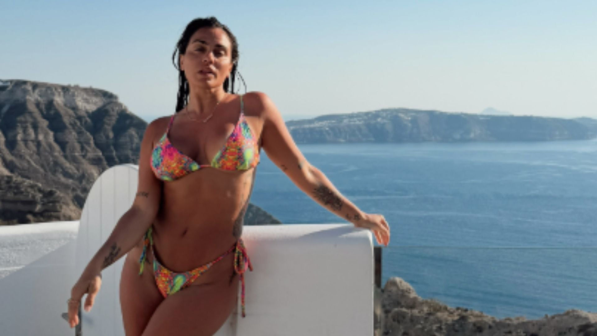 Κόνι Μεταξά: Καλοκαιρινή απόδραση στη Σαντορίνη – Οι πόζες με μπικίνι και μπουρνούζι