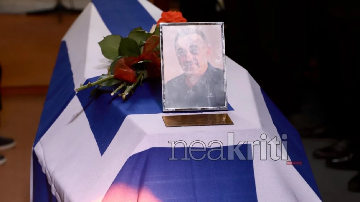 Κρήτη: Σε κλίμα βαθιάς οδύνης η κηδεία του 58χρονου πυροσβέστη που έπεσε στο καθήκον