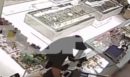 Νίκαια: «Άρχισα και τον βάραγα» λεει η εργαζόμενη ζαχαροπλαστείου που έδιωξε ληστή με... σφουγγαρίστρα -