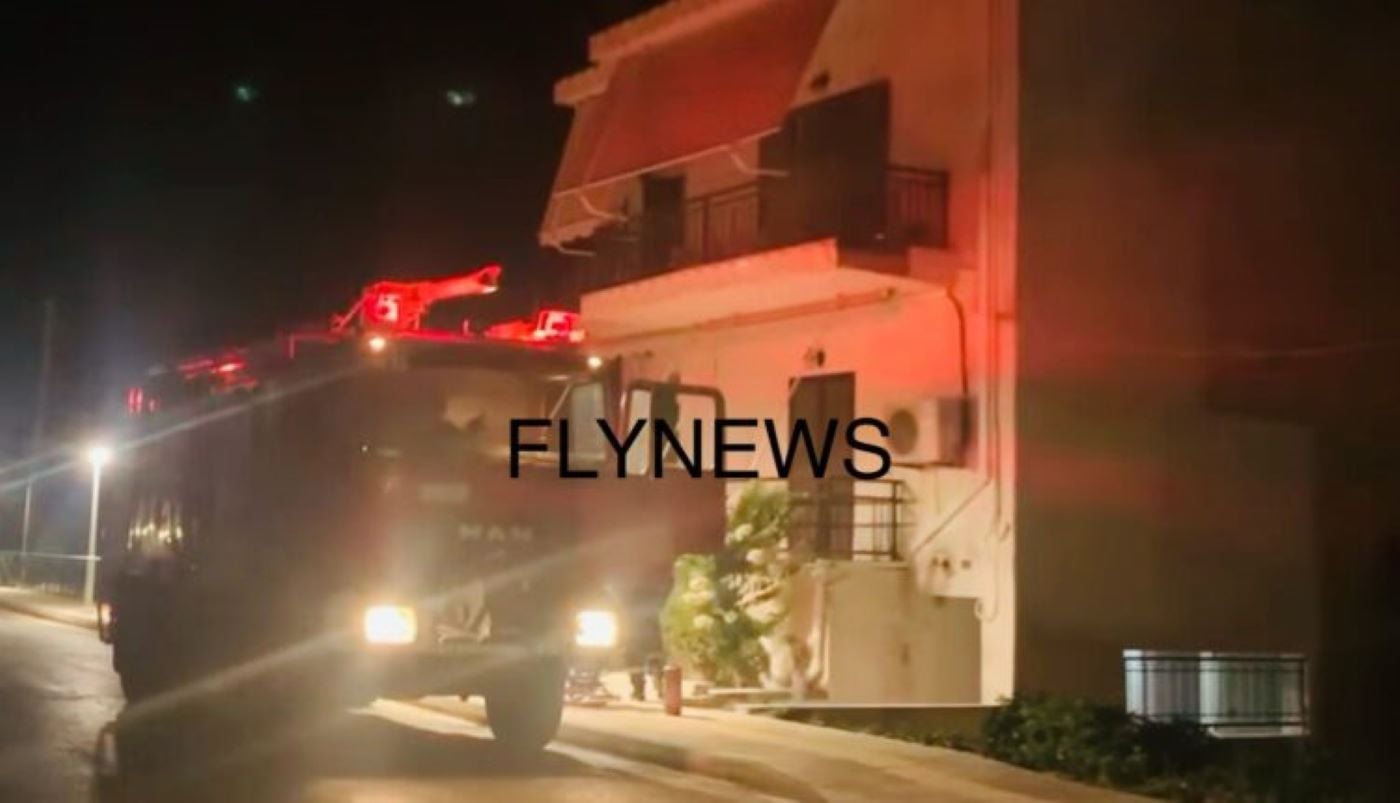 Λακωνία: Αστυνομικός έσωσε άνδρα από φλεγόμενο σπίτι στη Νεάπολη