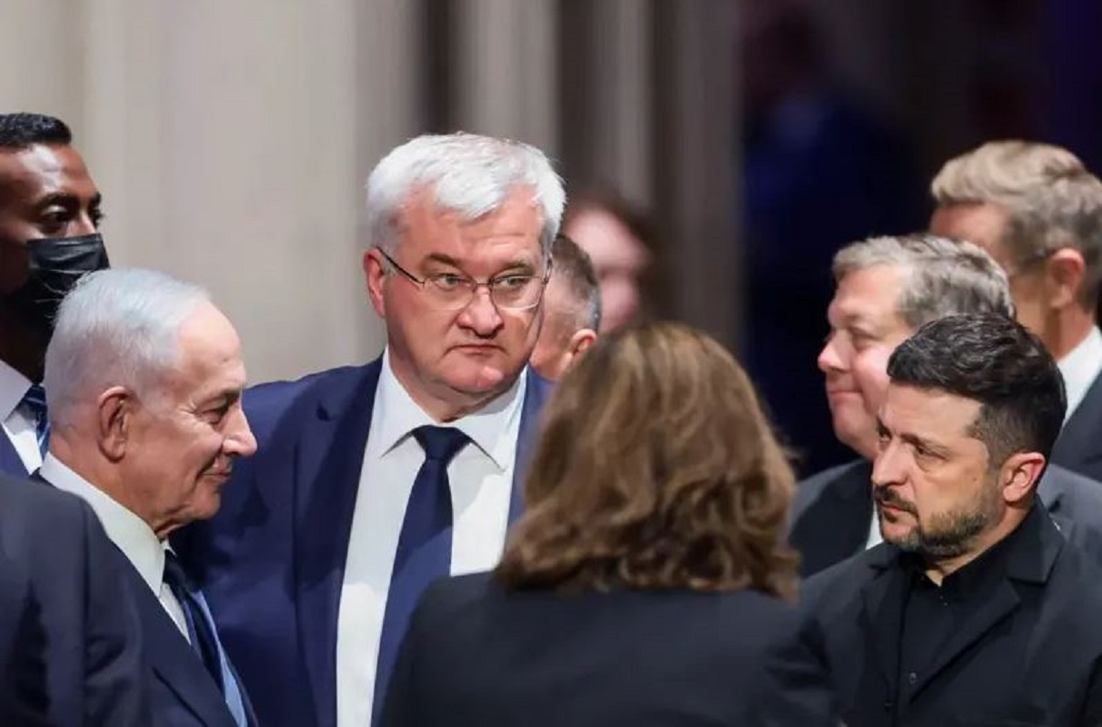Ο πρωθυπουργός του Ισραήλ Μπενιαμίν Νετανιάχου, ο υπουργός Εξωτερικών της Ουκρανίας Αντρίι Σιμπίχα, ο πρόεδρος της Ουκρανίας Βολοντίμιρ Ζελένσκι και άλλοι αξιωματούχοι παρευρίσκονται στην κηδεία του γερουσιαστή Λίντσεϊ Γκράχαμ. Φωτογραφία: Reuters