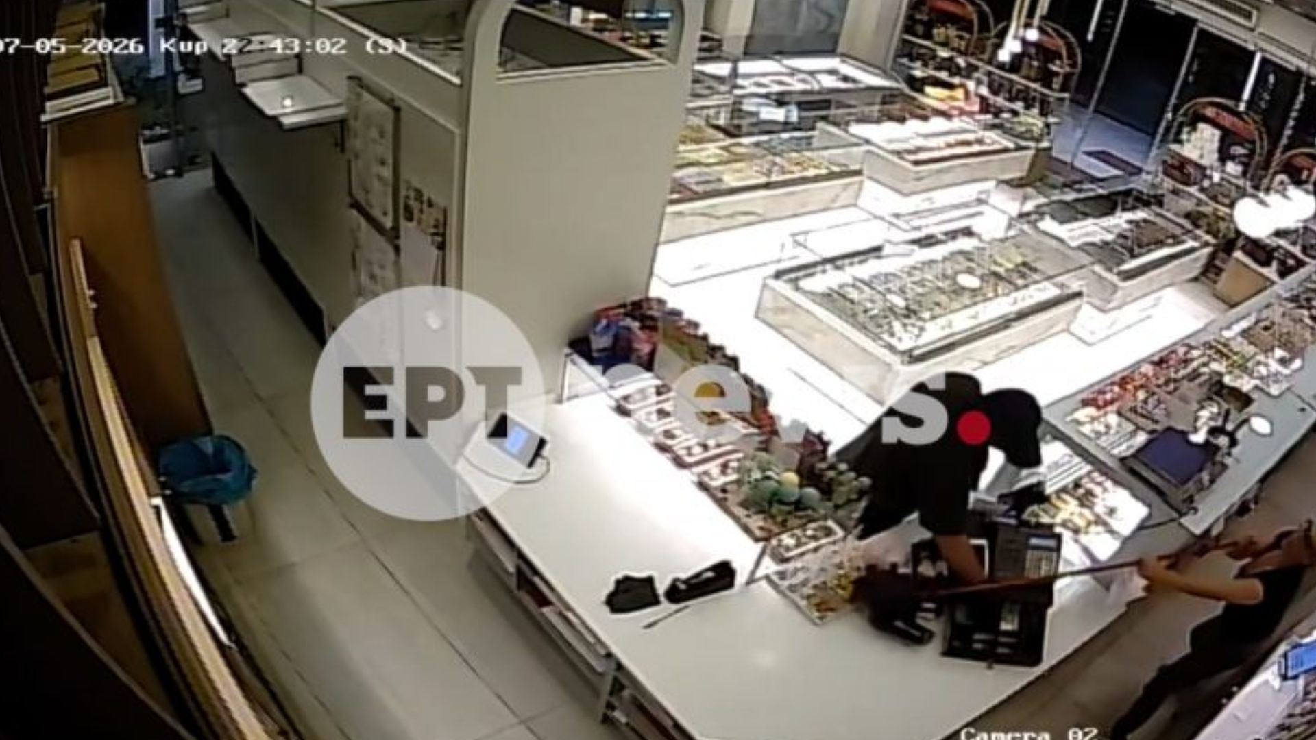 Νίκαια: Εργαζόμενη ζαχαροπλαστείου έδιωξε… με σφουγγαρίστρα τον ληστή που την σημάδευσε με όπλο – Δείτε το βίντεο