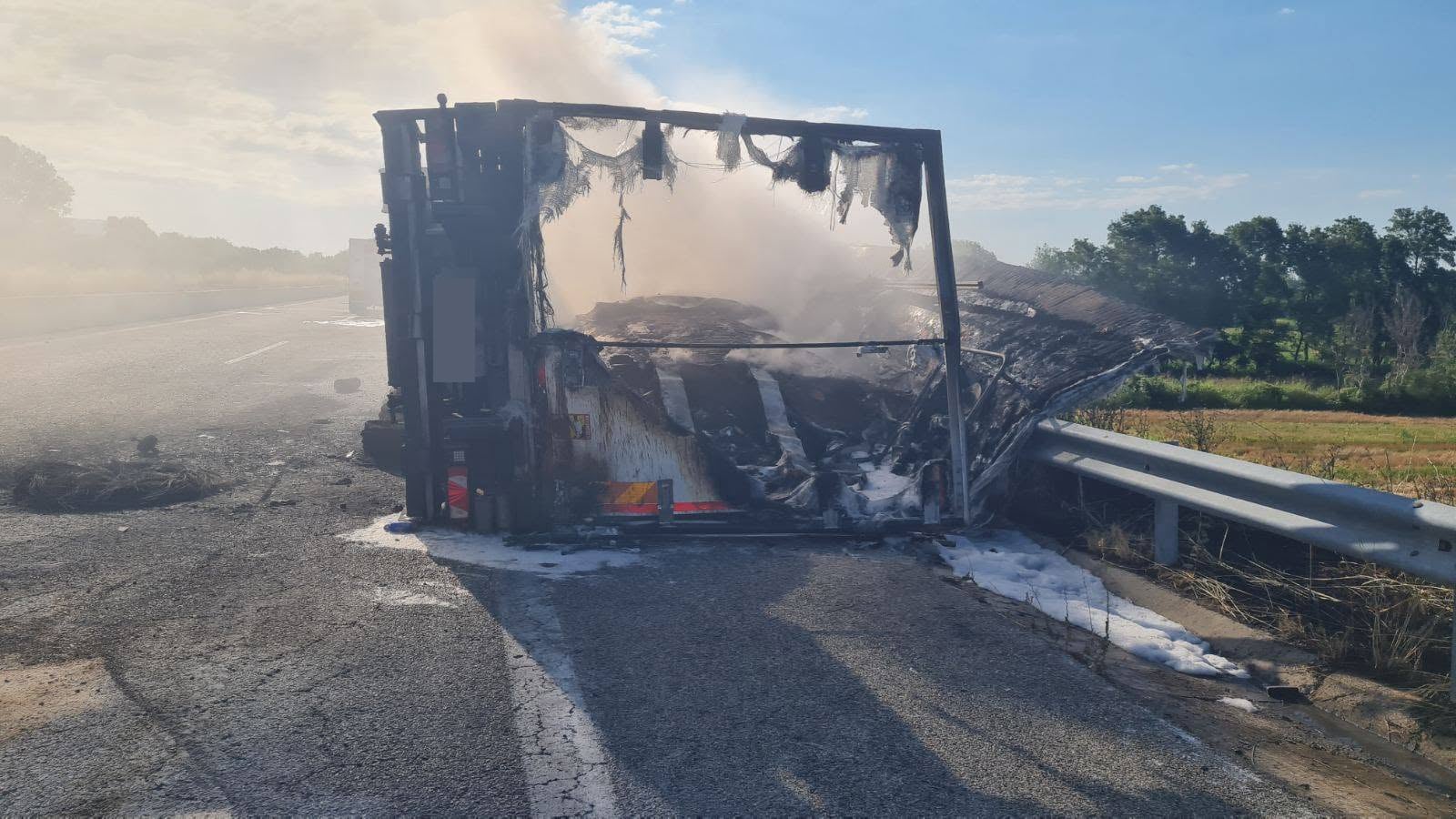Ξάνθη: Στις φλόγες τυλίχθηκε νταλίκα στην Εγνατία Οδό – Δείτε βίντεο