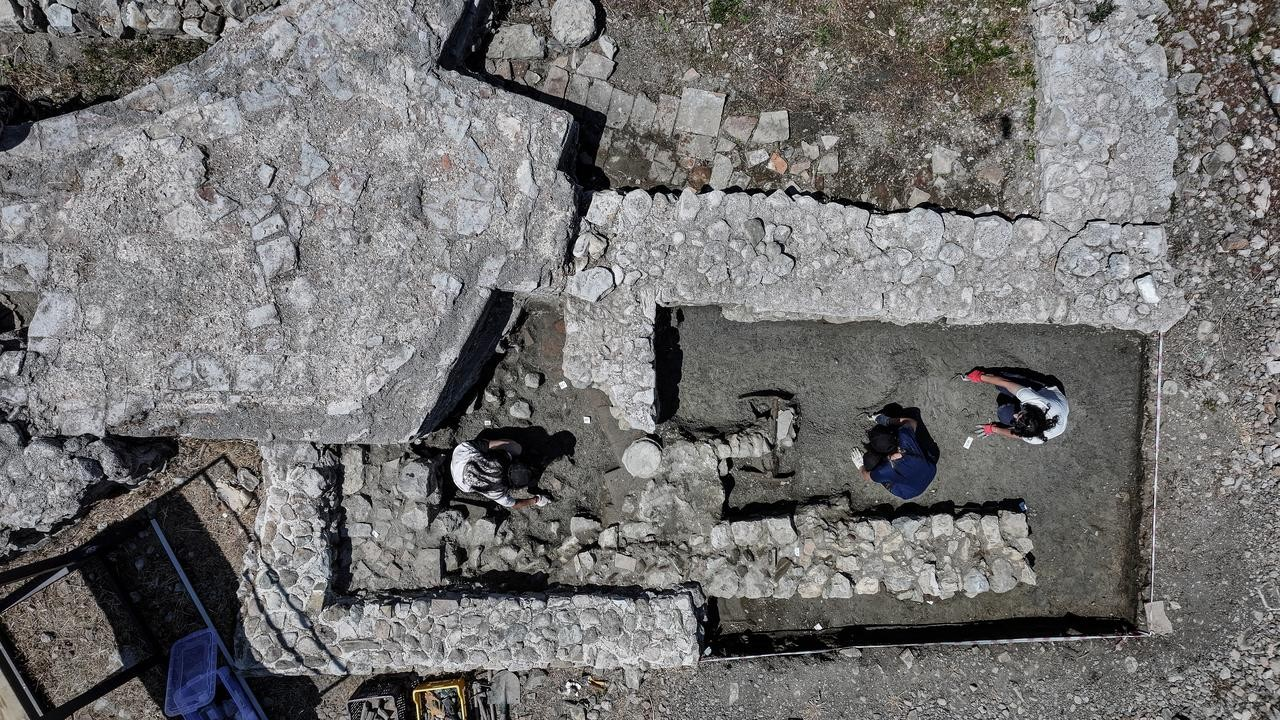 Βάση κίονα, κατάλοιπα τοίχου και πλακόστρωτου δαπέδου που ανήκουν στον Ναό του Αγίου Νεοφύτου, όπου διεξήχθη η Πρώτη Οικουμενική Σύνοδος της Νίκαιας, αποκαλύφθηκαν κατά τις συνεχιζόμενες αρχαιολογικές ανασκαφές στην περιοχή της Νίκαιας, στην Προύσα της Τουρκίας, 8 Ιουλίου 2026. (Φωτογραφία: Πρακτορείο Anadolu) 