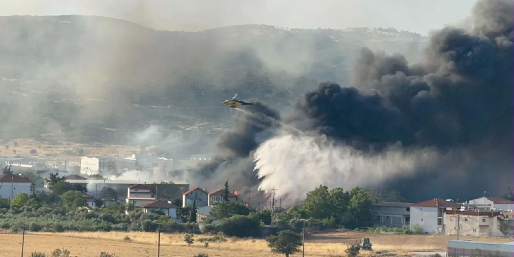 Φωτιά στο Ωραιόκαστρο: «Επικεντρωνόμαστε στο εργοστάσιο ανακύκλωσης, το υπόλοιπο μέτωπο έχει οριοθετηθεί – Υπάρχει τοξικός καπνός» είπε ο εκπρόσωπος της Πυροσβεστικής