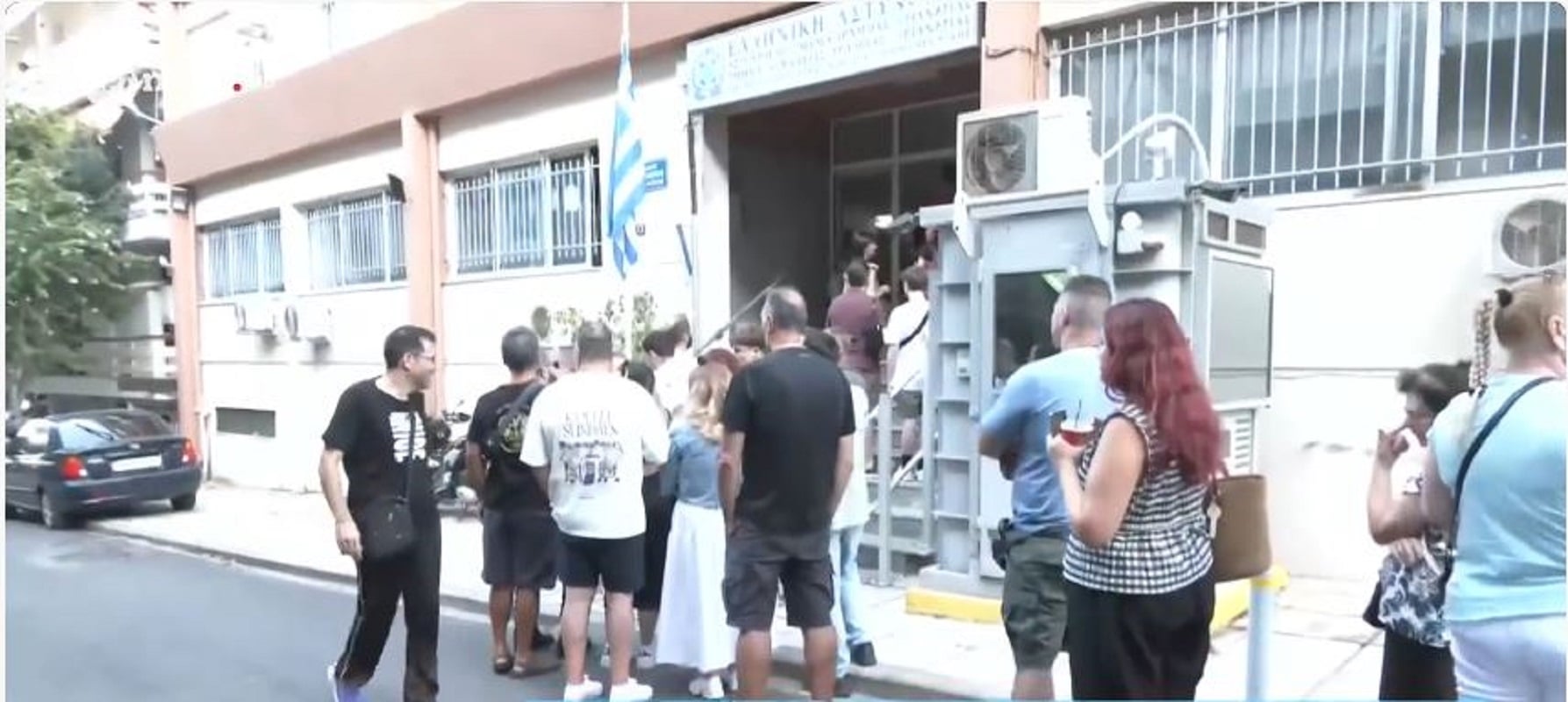 Ουρές στα Αστυνομικά Τμήματα: Αρνητές των νέων ταυτοτήτων περιμένουν επί ώρες για να εκδώσουν διαβατήριο – Δείτε βίντεο