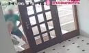 Απόπειρα ληστείας στο Παλαιό Φάληρο: Βίντεο από τη στιγμή που ο δράστης επιτίθεται σε γυναίκα στην είσοδο του σπιτιού της