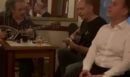 Ο Παναγιώτης Δουδωνής τραγούδησε την «Παράξενη Κοπέλα» του Μανώλη Χιώτη σε ταβέρνα - Το βίντεο που συγκέντρωσε δεκάδες σχόλια