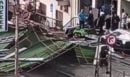 Έπεσε σκαλωσιά πολυκατοικίας στον Πειραιά - Διακόπηκε η κυκλοφορία του Τραμ - BINTEO