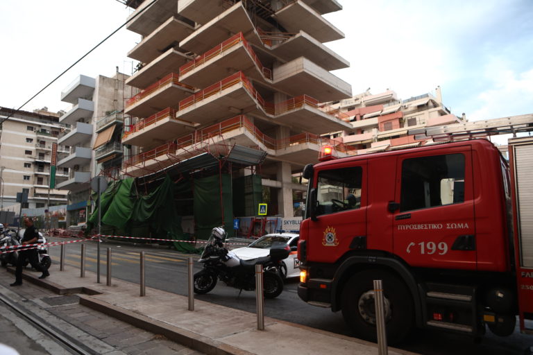 Κακοκαιρία: Προβλήματα από το δυνατό μπουρίνι στην Αττική – Δεκάδες κλήσεις στην Πυροσβεστική, πτώσεις δέντρων, πλημμυρισμένοι δρόμοι – ΦΩΤΟ και ΒΙΝΤΕΟ