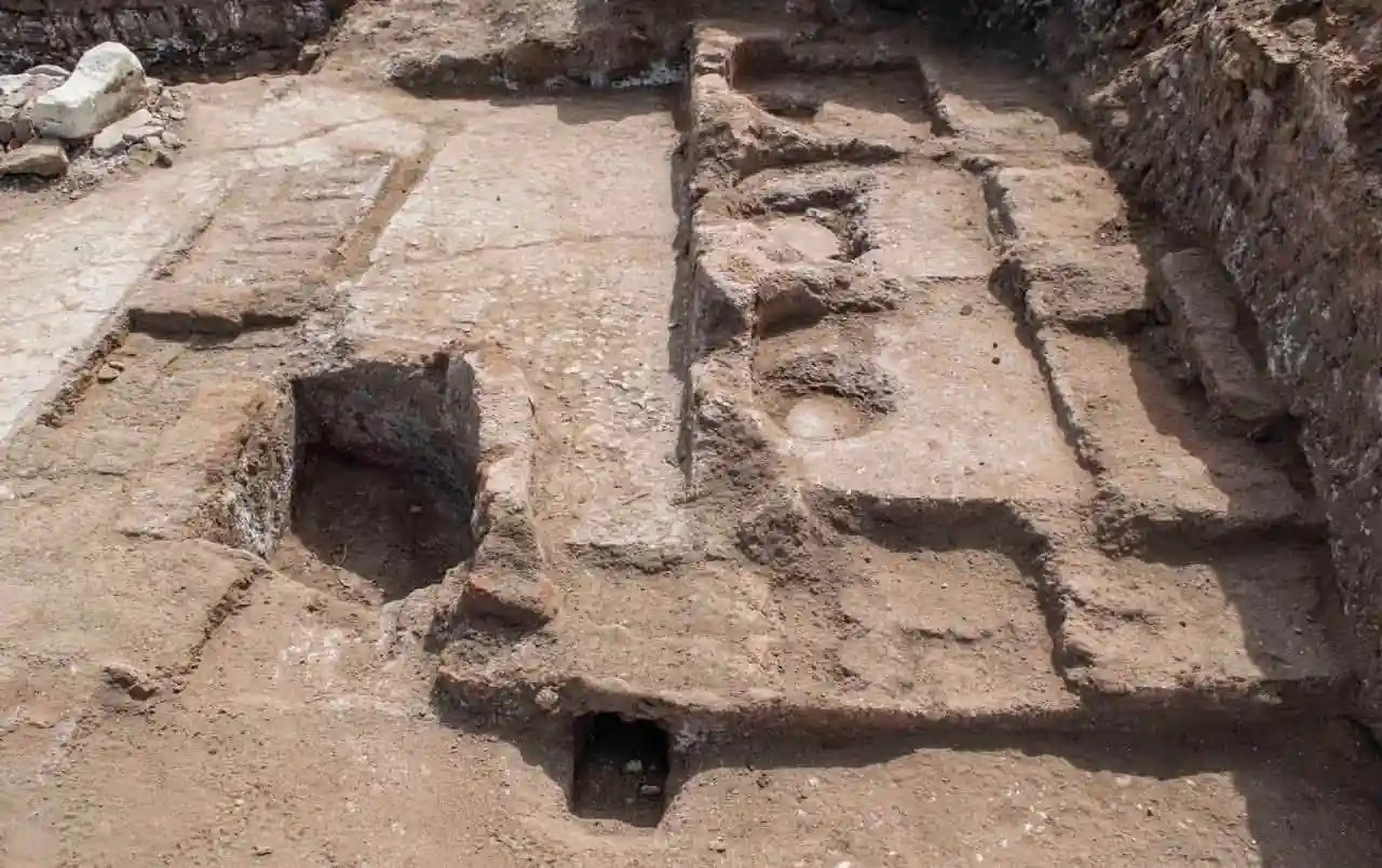 Ορισμένα από τα ποδόλουτρα που ανακαλύφθηκαν. Φωτογραφία: Υπουργείο Τουρισμού και Αρχαιοτήτων της Αιγύπτου