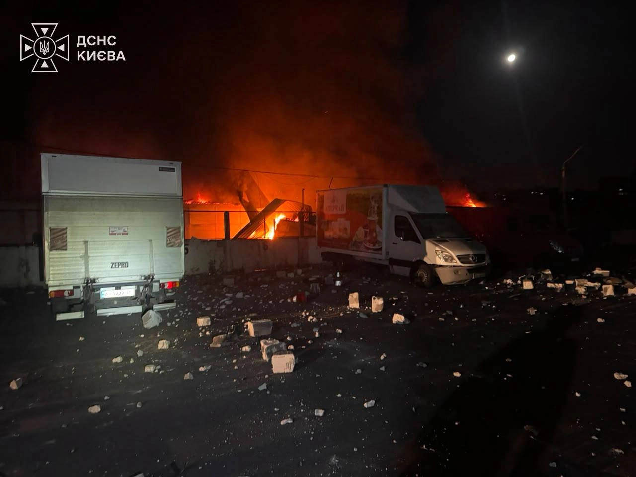 Οι καταστροφές που προκάλεσε η μαζική ρωσική πυραυλική και μη επανδρωμένη επίθεση στο Κίεβο κατά τη διάρκεια της νύχτας της 30ής Ιουλίου 2026. (Κρατική Υπηρεσία Έκτακτης Ανάγκης της Ουκρανίας/Telegram)