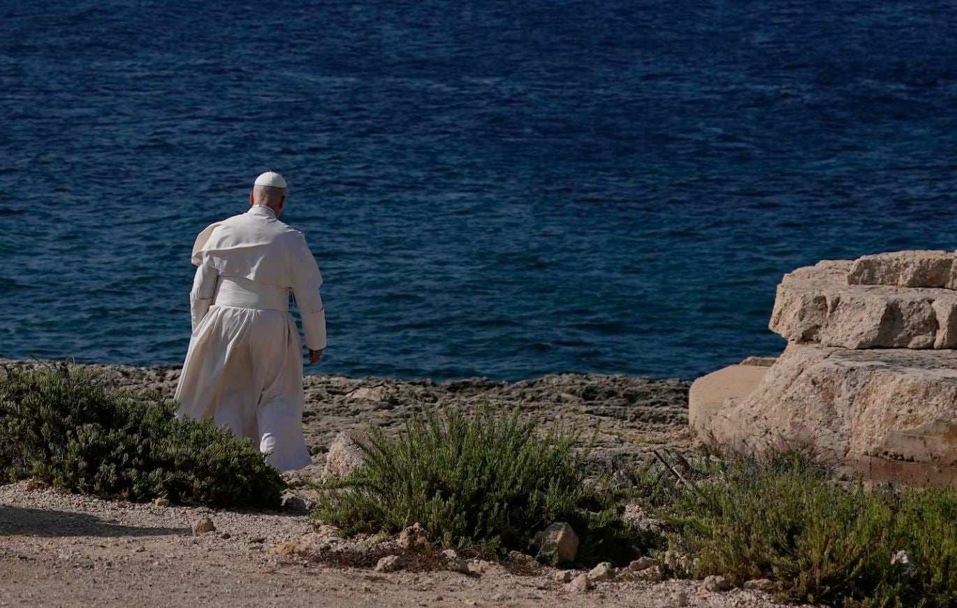 Βίντεο: Ο αέρας… πήρε το ζουκέτο του Πάπα