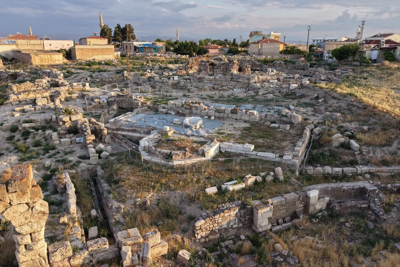 Εναέρια άποψη από τις ανασκαφικές εργασίες στην Αρχαία Πόλη των Τυάνων στη Νίγδη της Τουρκίας, 11 Ιουλίου 2026. (Φωτογραφία: AA) 