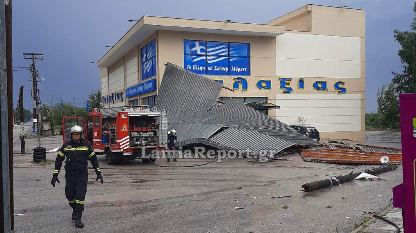 Μπουρίνι σάρωσε τη Φθιώτιδα: Στέγη «πέταξε» 100 μέτρα στη Μακρακώμη – Πλημμύρισαν δρόμοι, έπεσαν δέντρα