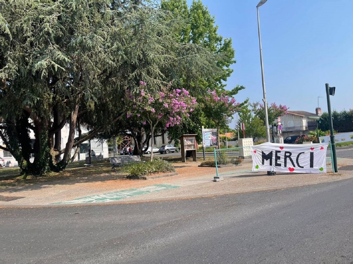 Πανό με τη λέξη «Merci» («Ευχαριστούμε») αναρτήθηκε στο προάστιο Πεσάκ του Μπορντό, εκφράζοντας την ευγνωμοσύνη των κατοίκων προς τις υπηρεσίες έκτακτης ανάγκης και τους αγρότες που συνέβαλαν στην προστασία της κοινότητας από τις πυρκαγιές.Πηγή: Reuters