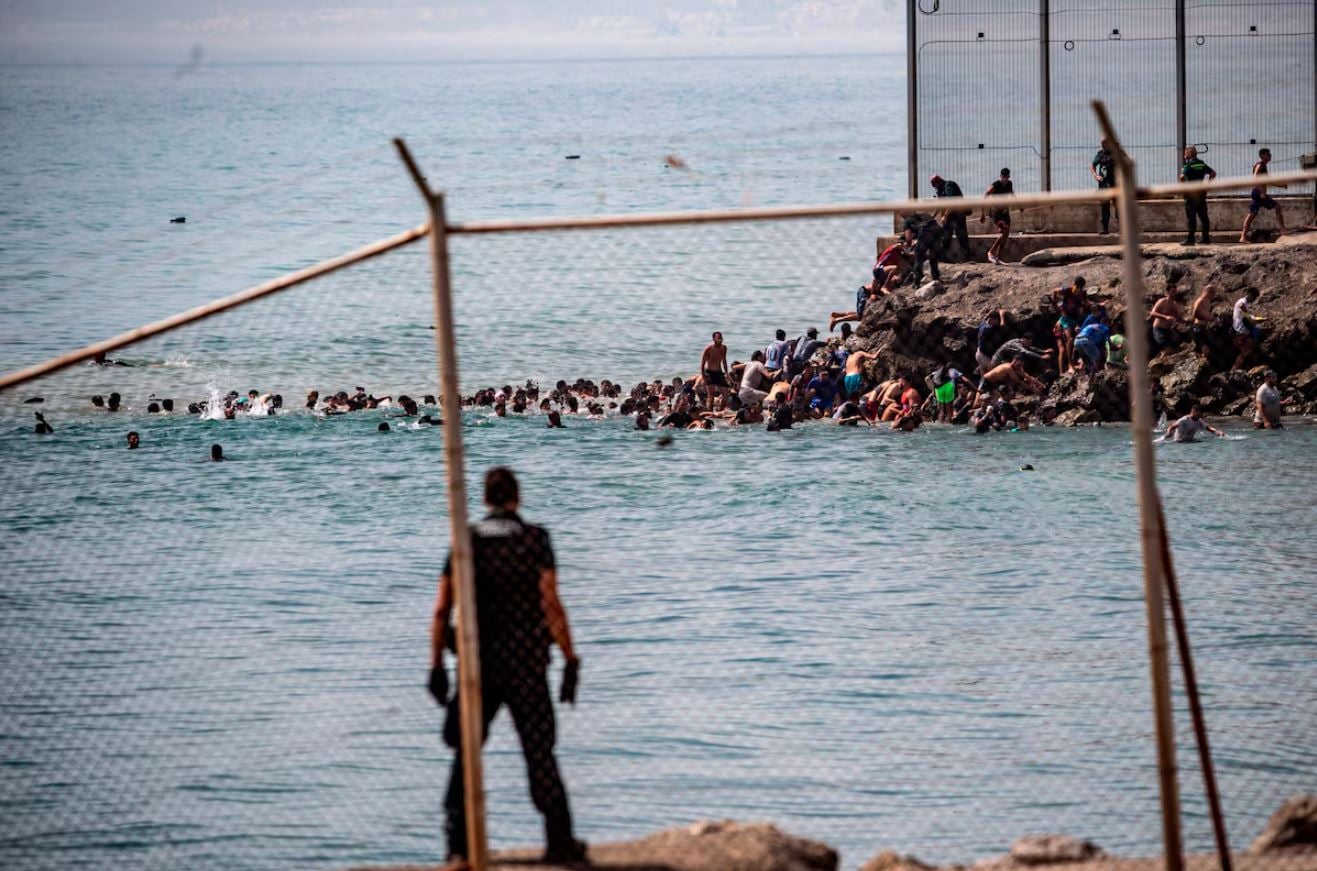 Ισπανία: 18 νεκροί μετανάστες και ανάπτυξη στρατού στην Θέουτα – Παρακαλούν να μην τους στείλουν πίσω στο Μαρόκο