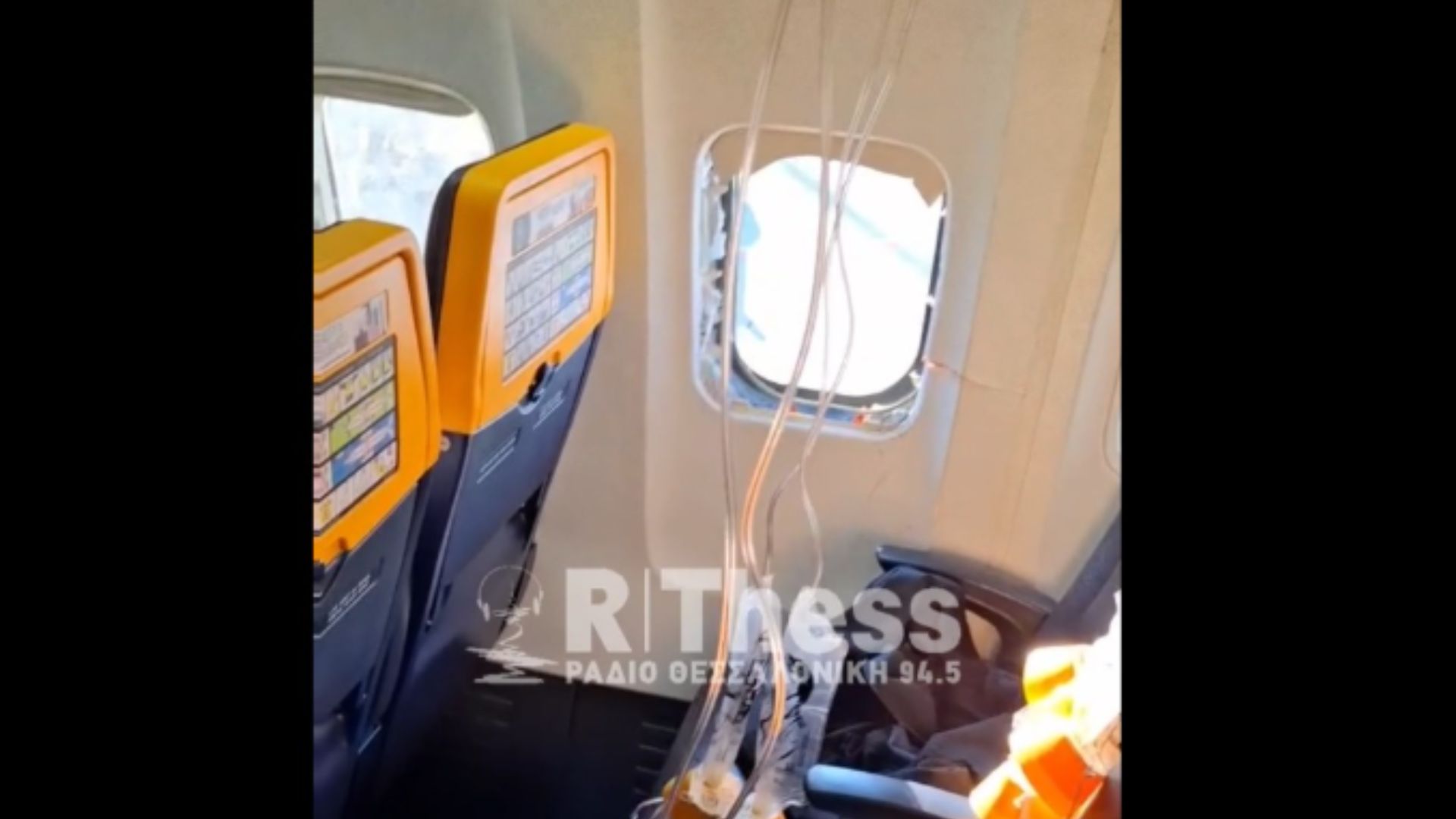 Ryanair: «Το κεφάλι του όλο ήταν έξω, τον τραβούσαν οι κοπελιές που ήταν δίπλα» – Μαρτυρία επιβάτιδας για την πτήση – θρίλερ