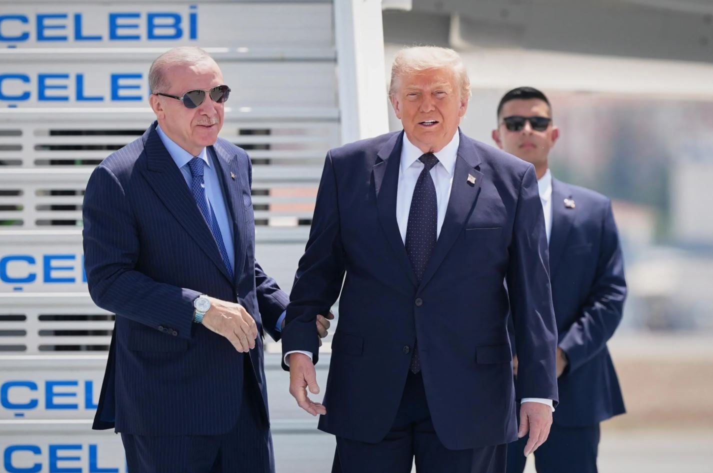Με έφιππη συνοδεία έφτασε στο Λευκό Παλάτι ο Τραμπ – Με 21 κανονιοβολισμούς τον υποδέχθηκε ο Ερντογάν – ΒΙΝΤΕΟ