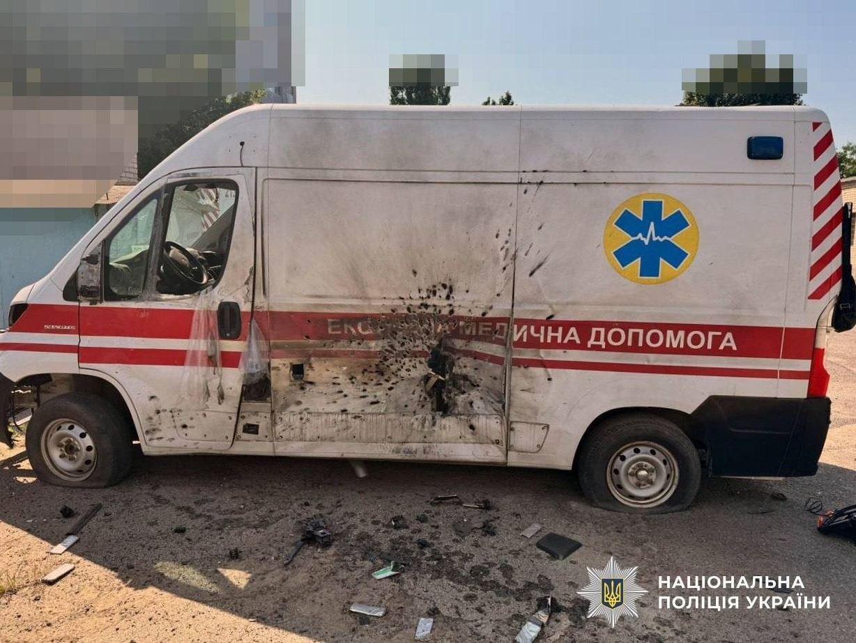Το ασθενοφόρο που επλήγη από ρωσικό drone ενώ μετέφερε στο νοσοκομείο μια 66χρονη τραυματία στην περιφέρεια του Χαρκόβου. Από την επίθεση τραυματίστηκε και ένας 68χρονος διασώστης. (Εθνική Αστυνομία της Ουκρανίας)