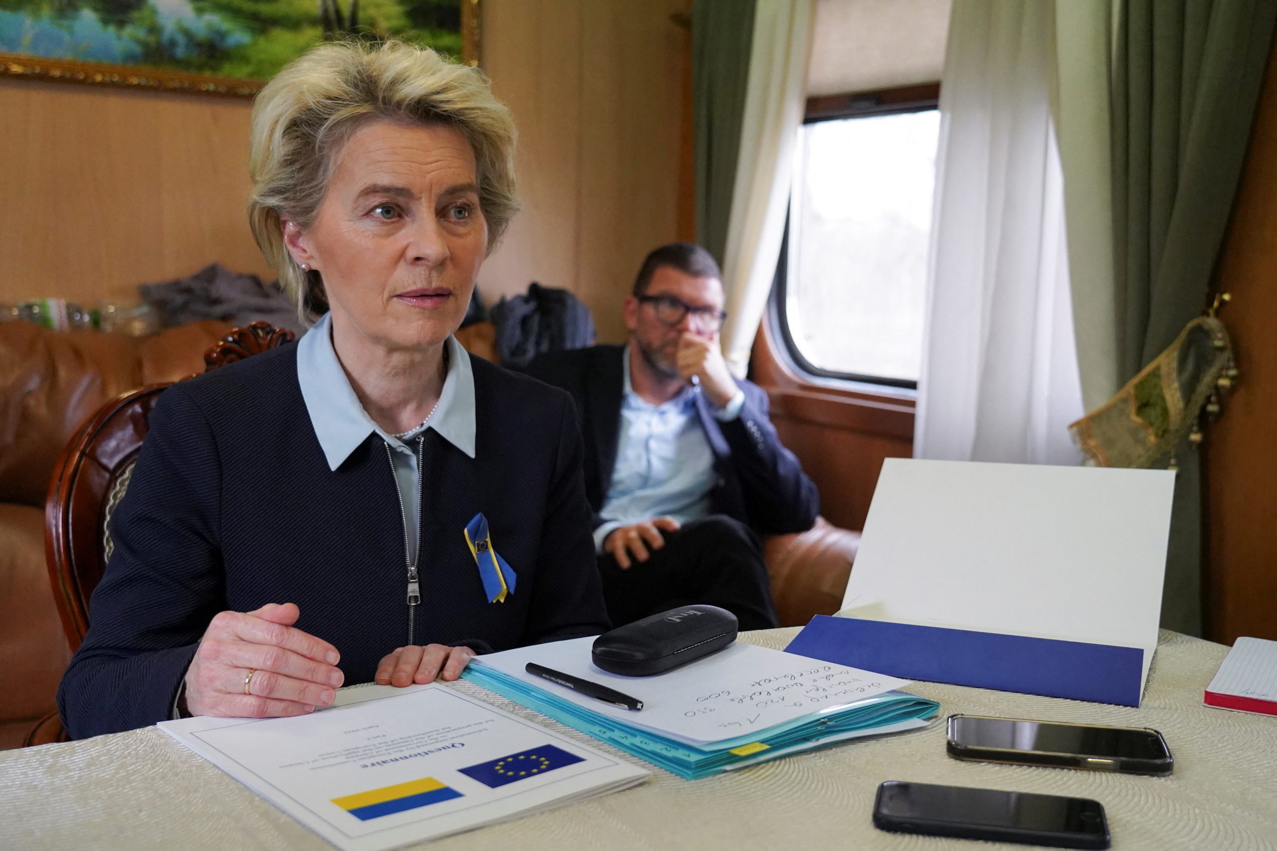 Ουκρανία: Στο Κίεβο η Φον ντερ Λάιεν – Αναμένεται πακέτο στήριξης 18 δισ. ευρώ και κοινή παραγωγή όπλων με την ΕΕ