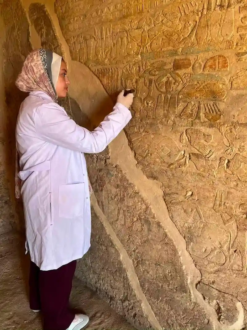 Archaeologists working on one of the tombs. Credit: Ministry of Tourism and Antiquities