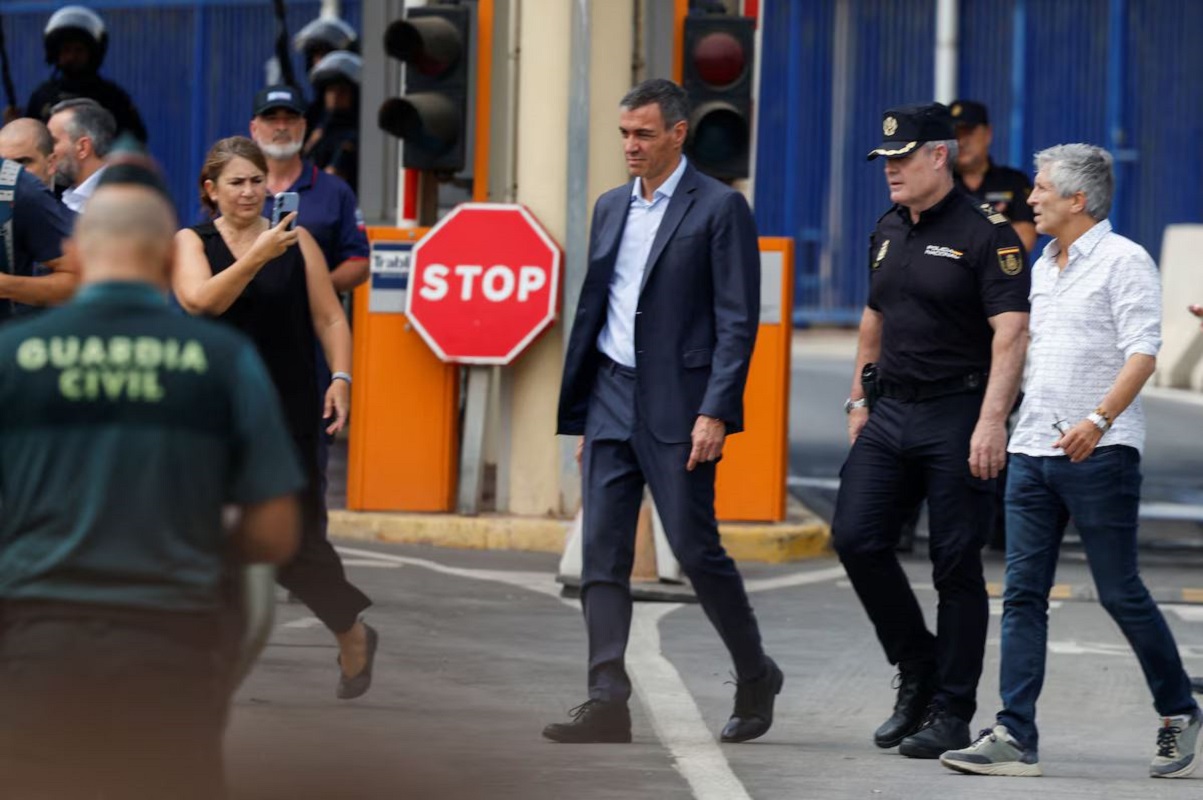 Ο Ισπανός πρωθυπουργός Πέδρο Σάντσεθ επισκέπτεται τη συνοριακή περιοχή της Θέουτα, την Παρασκευή. (Jon Nazca/Reuters)