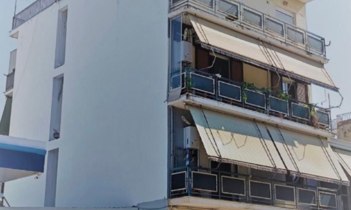 Λάρισα: Τριώροφη πολυκατοικία κρίθηκε επικίνδυνη – Έπεσαν μάρμαρα, τσιμέντο και σοβάδες – Φωτογραφίες