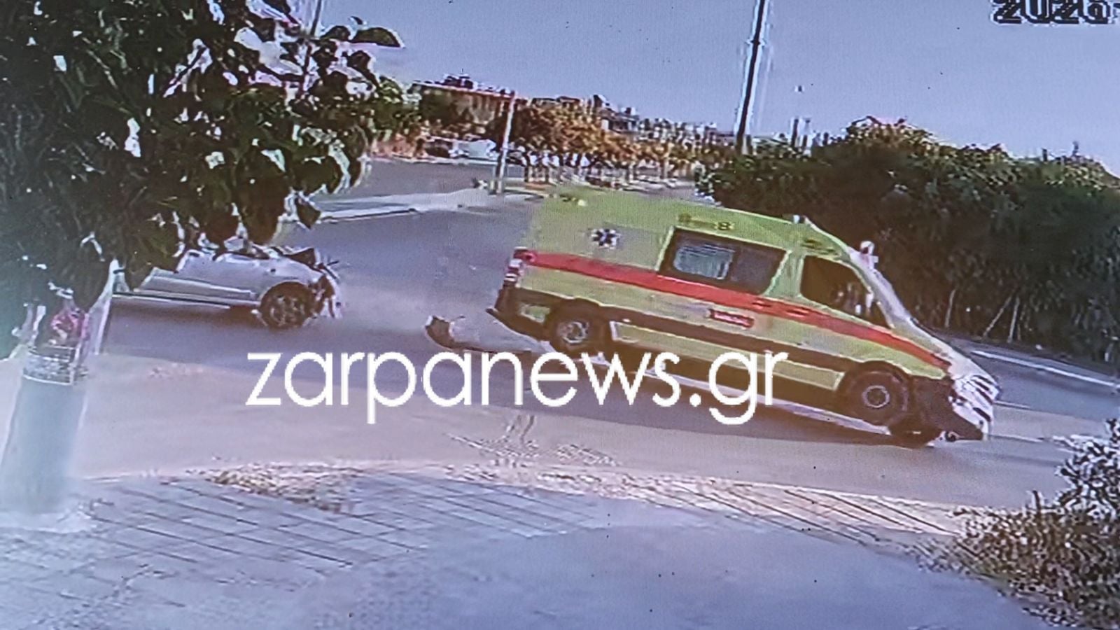 Χανιά: Η στιγμή που τουμπάρει το ασθενοφόρο – Δείτε βίντεο